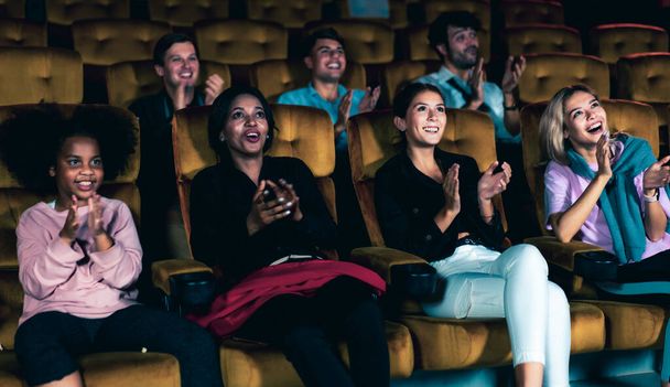 Люди слухають дивитися кіно в кінотеатрі. Групова рекреаційна діяльність та концепція розваг
. - Фото, зображення