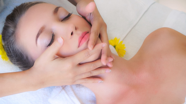 Donna rilassata sdraiata sul letto spa per il trattamento spa viso e testa massaggio da massaggiatore in un resort termale di lusso. Benessere, sollievo dallo stress e ringiovanimento. - Foto, immagini
