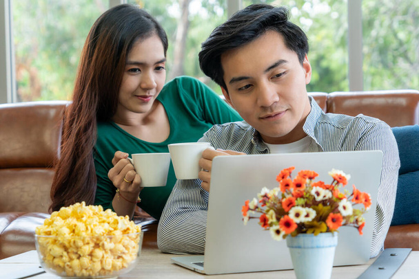 Feliz pareja asiática tomar café en casa. Amor relación y concepto de estilo de vida
. - Foto, Imagen