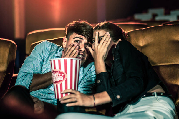 Un couple d'amoureux regardant le choc du film et les yeux fermés dans le cinéma de cinéma. - Photo, image