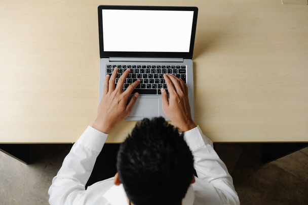 Pessoa de negócios ou trabalhador de escritório usando o computador portátil enquanto sentado na mesa. - Foto, Imagem
