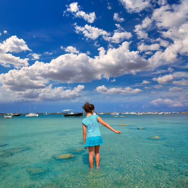 jongen meisje wandelen op formetera in estany des peix - Foto, afbeelding
