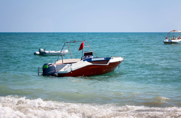Pequeño barco y scooter de agua cerca del mar
. - Foto, imagen