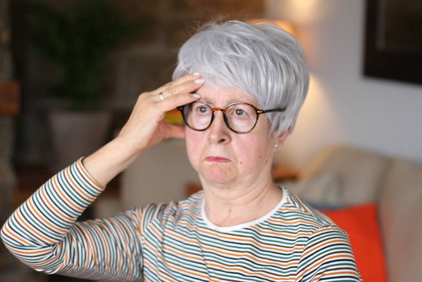 Senior mulher cometendo um erro
 - Foto, Imagem
