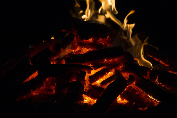campfire at night - Фото, изображение