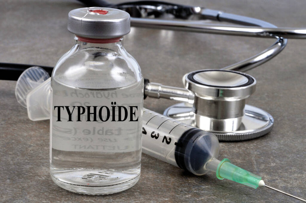 Concepto de vacuna tifoidea con vial y jeringa
 - Foto, imagen