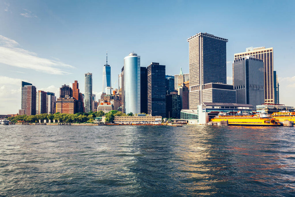 Небо Манхэттена в Нью-Йорке, США. Высотные здания в центре города в солнечный день, если смотреть с реки Гудзон
 - Фото, изображение