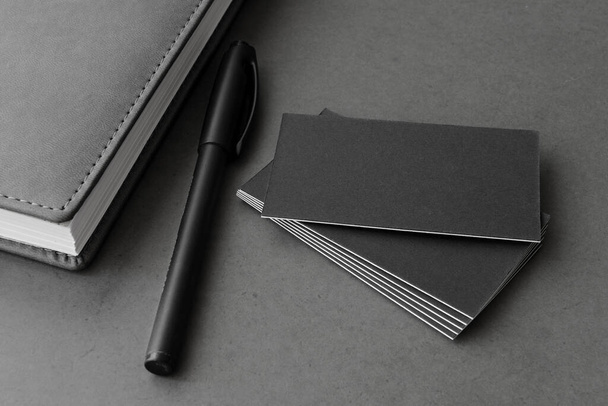 Σημειωματάριο, στυλό και επαγγελματική κάρτα στο γραφείο. - Φωτογραφία, εικόνα