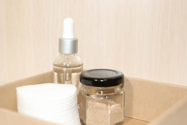 Argilla cosmetica in contenitori di vetro per la cura della pelle. Contenitori cosmetici per creme o gel
. - Foto, immagini