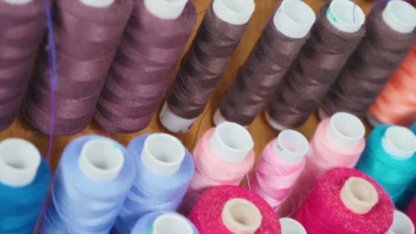 Video de carretes multicolores de hilos de algodón en taller
 - Metraje, vídeo