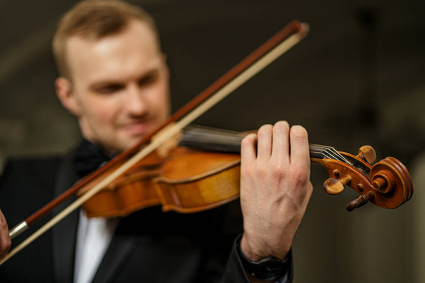 若い白人ヴァイオリニストがクラシック楽器を演奏 - 写真・画像