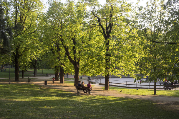 6. huhtikuuta 2017. Rovereto puisto nimeltä Berlasca puutarha Bettini tavalla, Rovereto, Trentino, Italia, kevät ihmiset tapaavat ja keskustella ja rentoutua
 - Valokuva, kuva