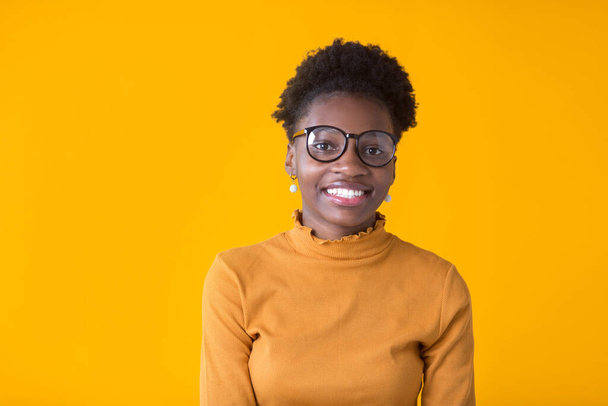 красива молода африканська жінка в окулярах на жовтому фоні
 - Фото, зображення