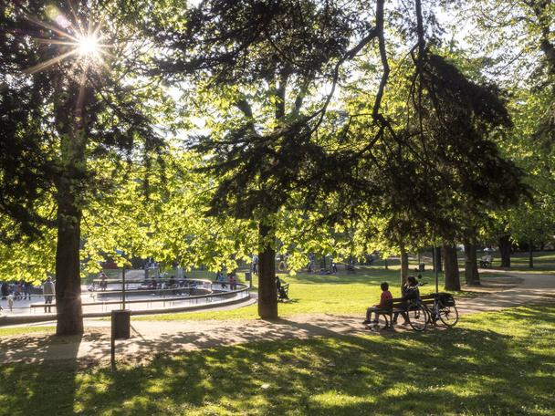 6 Nisan 2017. Bettini Yolu, Rovereto, Trentino, İtalya 'daki Berlasca Bahçesi adlı gezici parkta bahar zamanı insanlar buluşup sohbet eder ve dinlenir. - Fotoğraf, Görsel