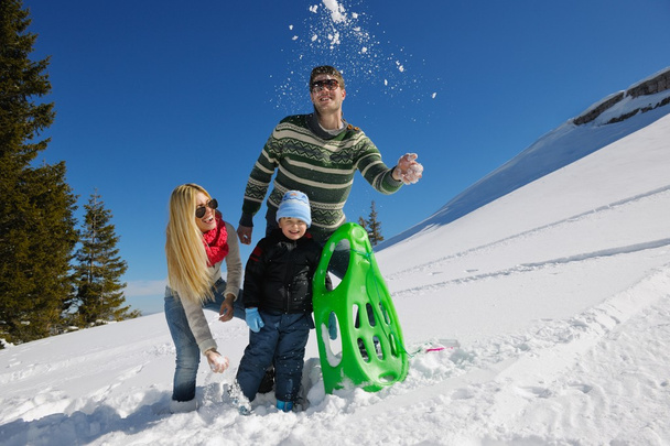 Семья веселится на свежем снегу на зимних каникулах
 - Фото, изображение
