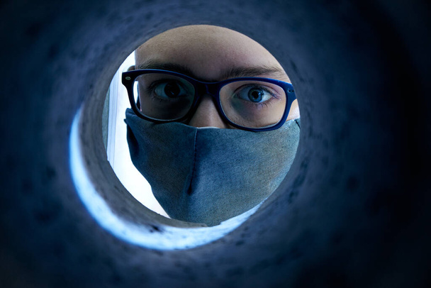 Niño adolescente con una máscara protectora del virus en la cara, símbolo de aislamiento, cuarentena
 - Foto, Imagen