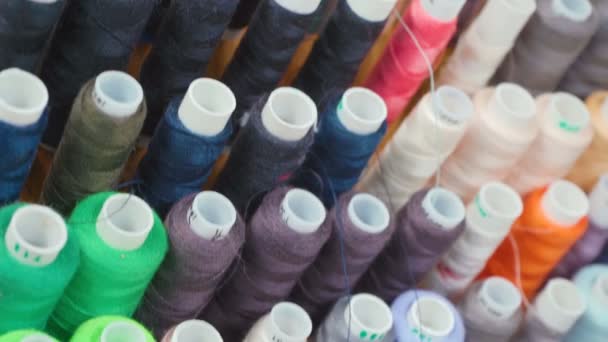 Tiro de hilos de algodón multicolor en taller
 - Imágenes, Vídeo