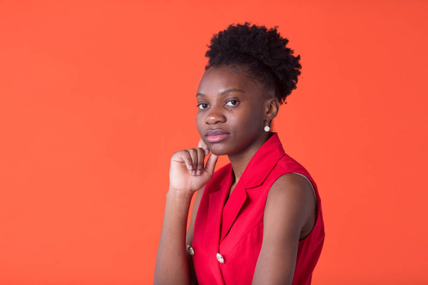  retrato de uma bela jovem africana no fundo vermelho
 - Foto, Imagem