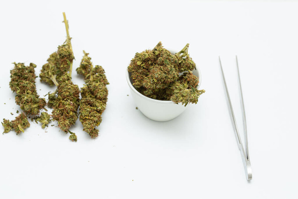 bank of a drug dealer set up with marijuana and tweezers to ille - Foto, Bild