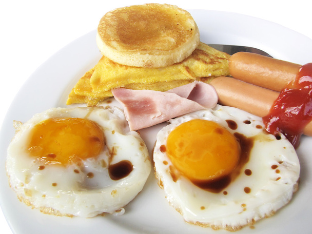 sázená vejce s anglickou slaninou a toasty na bílém pozadí - Fotografie, Obrázek