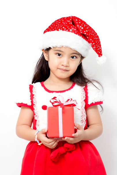 маленька Азіатська дівчинка тримає червоний gif box Різдво ізольовані в білому - Фото, зображення