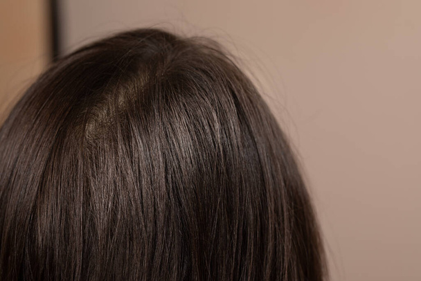 fille aux cheveux noirs et brillants, concept de soins capillaires avec des produits biologiques
 - Photo, image
