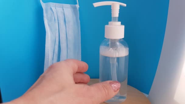 Antibacterial hand gel, womens hands use a disinfecting hand wash gel. Transparent bottle dispenser for hygiene, against bacteria and viruses. - Video, Çekim