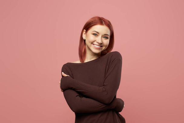 Smiling girl with gray eyes in burgundy sweater - Fotó, kép