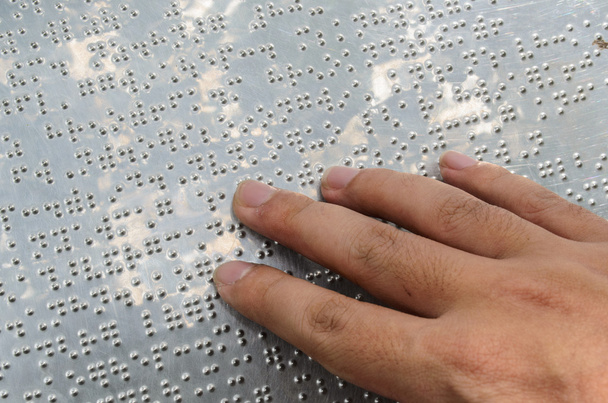 Primo piano della mano che legge il braille. i ciechi leggono un libro in braille
. - Foto, immagini