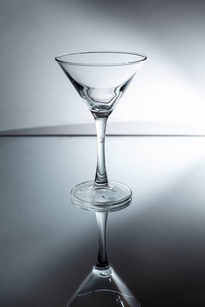 Szklane martini na białym tle i szkle - Zdjęcie, obraz