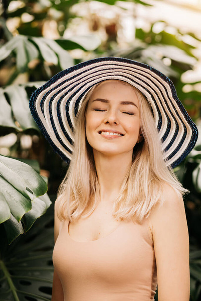 Blonde woman in sun hat - Valokuva, kuva