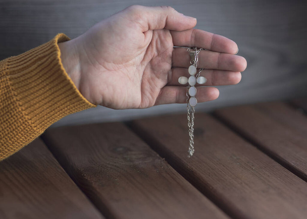 Молитва з розарієм на дерев'яному тлі, страх пандемії
 - Фото, зображення