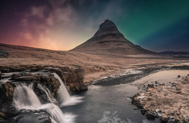 アイスランドの滝の上にオーロラのボアリスを点灯 - 写真・画像
