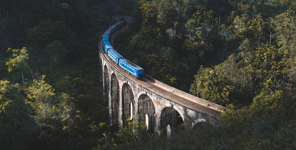 Pociąg dojeżdżający do słynnego mostu Dziewięciu Łuków w Ella, Sri Lanka - Zdjęcie, obraz