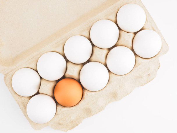 Raw chicken eggs per pack on white background. Healthy eating and organic food concept - Foto, Imagem