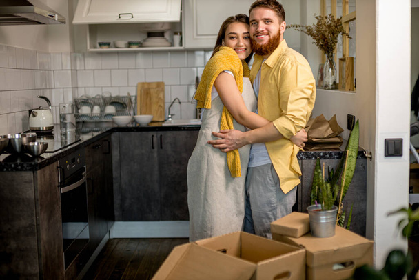 portrait of cute lovely couple moving into a new house - Foto, afbeelding
