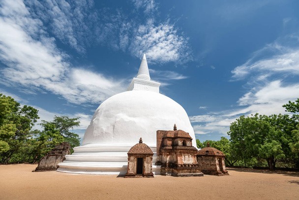 Ruinas de la histórica ciudad de Polonnaruwa, Sri Lanka
 - Foto, imagen