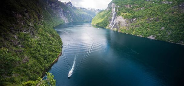 Gyönyörű kilátás Geiranger, Geirangerfjord, Norvégia - Fotó, kép