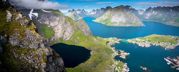 Schöne Aussicht vom Aussichtspunkt Reinebringen auf den Lofoten, Norwegen - Foto, Bild
