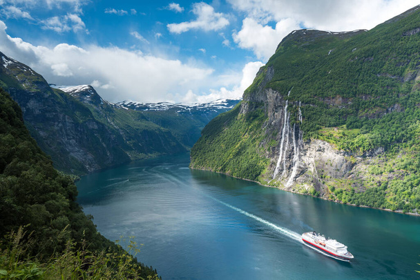 Piękne widoki na Geiranger, Geirangerfjord, Norwegia - Zdjęcie, obraz