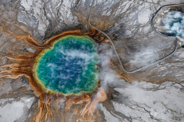 Vista aérea de la gran primavera prismática en el parque nacional de Yellowstone, EE.UU.
 - Foto, imagen
