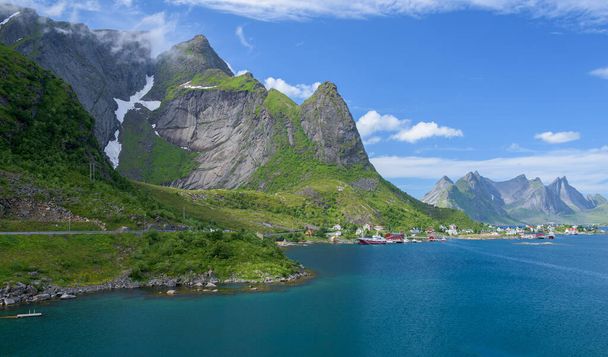 Bellissimo villaggio di pescatori Reine nelle Isole Lofoten in estate, Norvegia
 - Foto, immagini
