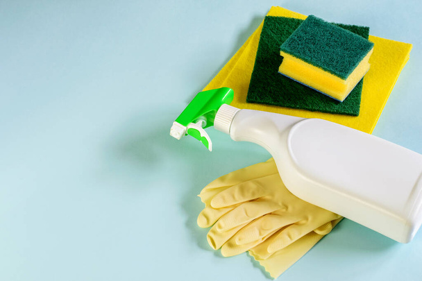 Produits de nettoyage pour l'entretien ménager, ensemble minimum sloseup, vue de dessus. Higiène domestique
. - Photo, image