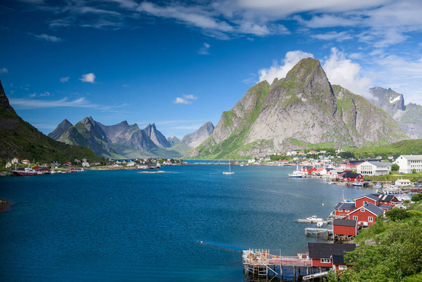 Schönes Fischerdorf Reine auf den Lofoten im Sommer, Norwegen - Foto, Bild