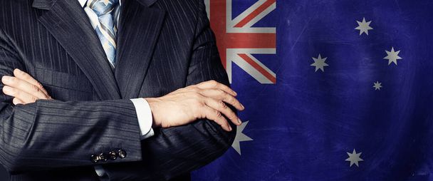 Чоловічі руки проти австралійського прапора, бізнесу, політики та освіти в Австралії - Фото, зображення