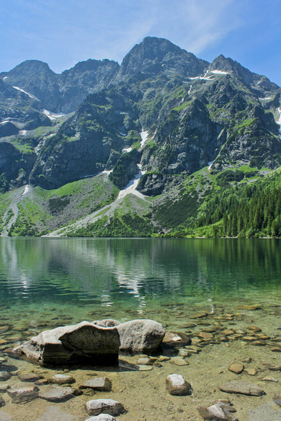 Morskie Oko Gölü ya da Denizin Gözü. Batı Karpat Dağları. Rybi Potok 'taki Tatra Ulusal Parkı (Fish Brook) Vadisi, Zakopane, Polonya. - Fotoğraf, Görsel