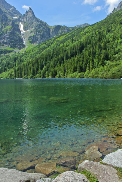 Morskie Oko Gölü ya da Denizin Gözü. Batı Karpat Dağları. Rybi Potok 'taki Tatra Ulusal Parkı (Fish Brook) Vadisi, Zakopane, Polonya. - Fotoğraf, Görsel