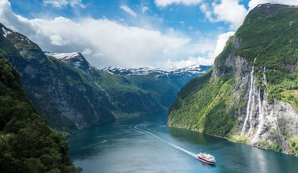 Piękne widoki na Geiranger, Geirangerfjord, Norwegia - Zdjęcie, obraz