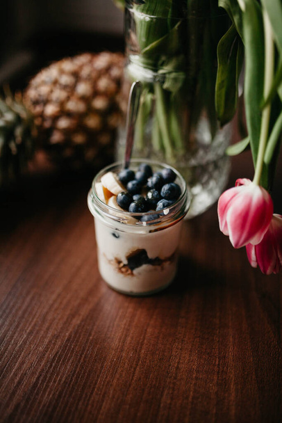 овсянка с ягодами, йогурт на деревянном фоне
  - Фото, изображение