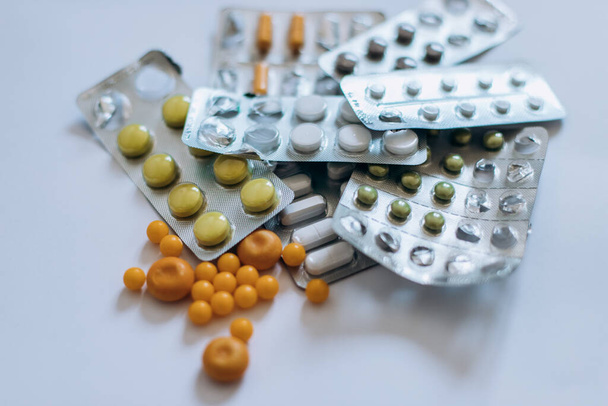 medicamentos, diversas píldoras para el tratamiento de enfermedades
  - Foto, Imagen